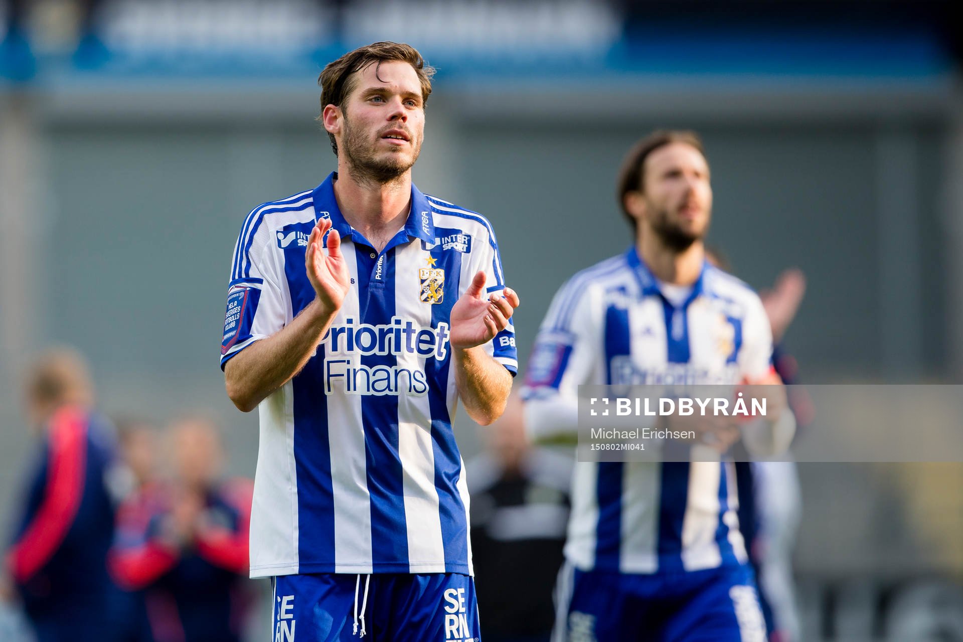 IFK Göteborgs Emil Salomonsson tackar klacken