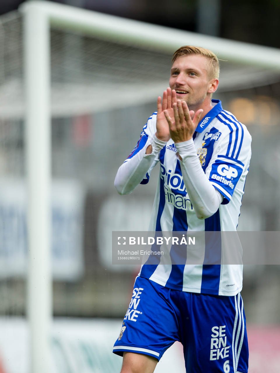 IFK Göteborgs Sebastian Eriksson applåderar publiken vid