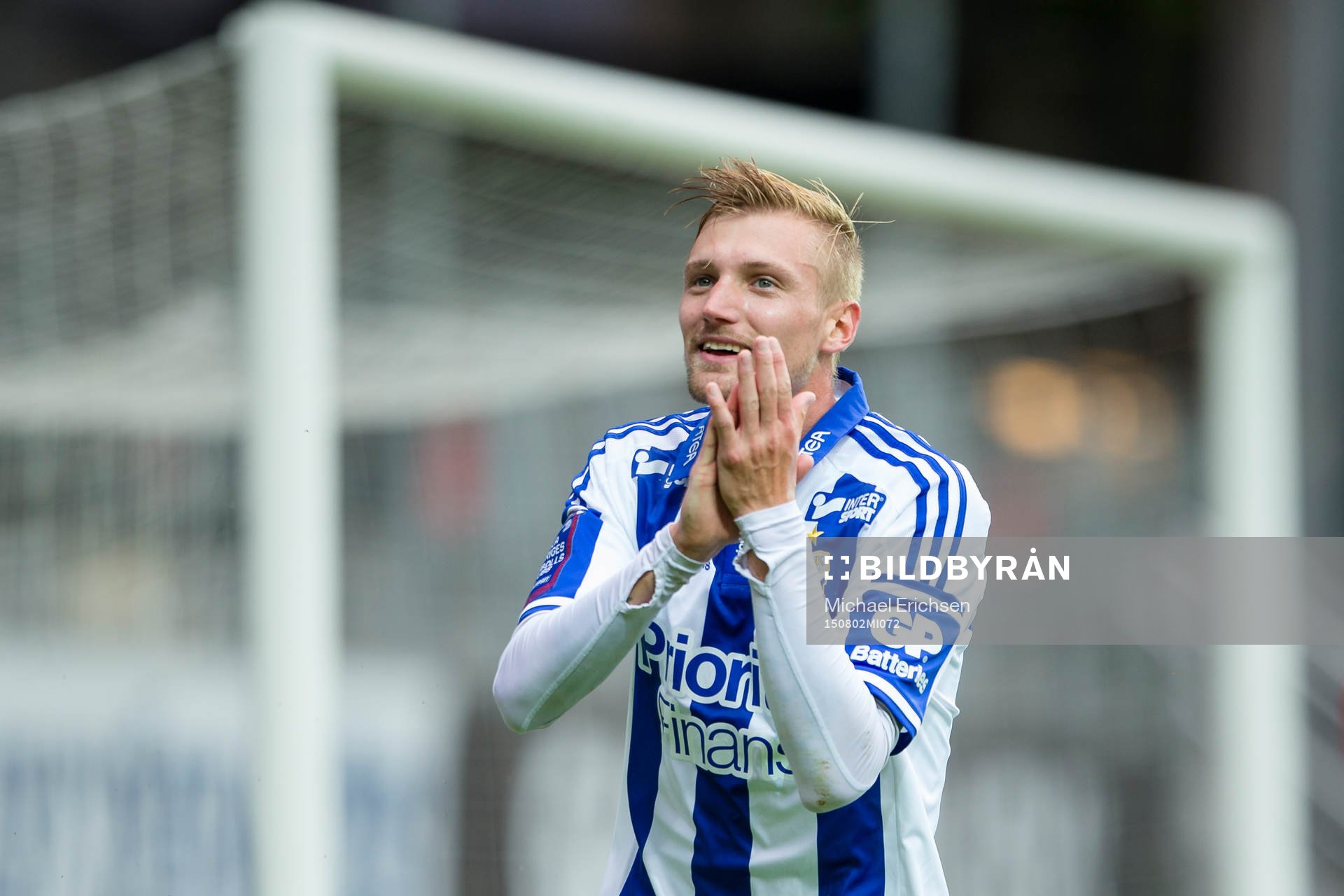 IFK Göteborgs Sebastian Eriksson applåderar publiken vid