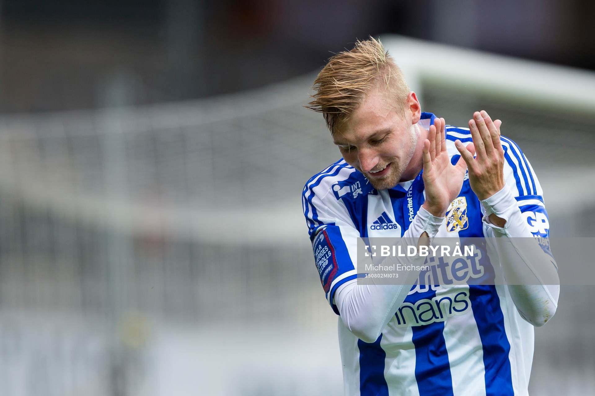 IFK Göteborgs Sebastian Eriksson applåderar publiken vid