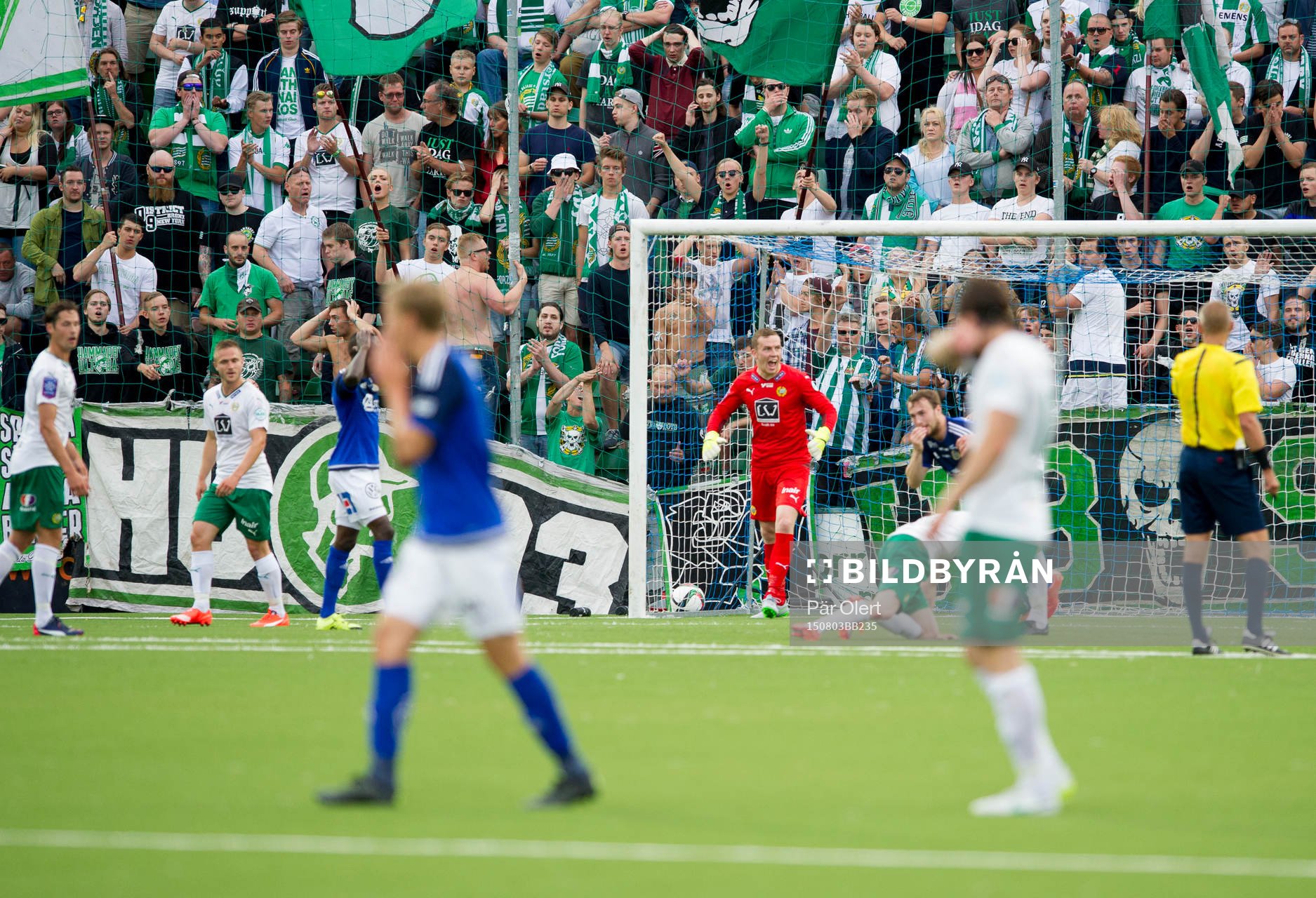 Hammarbys målvakt Ögmundur Kristinsson manar på sina