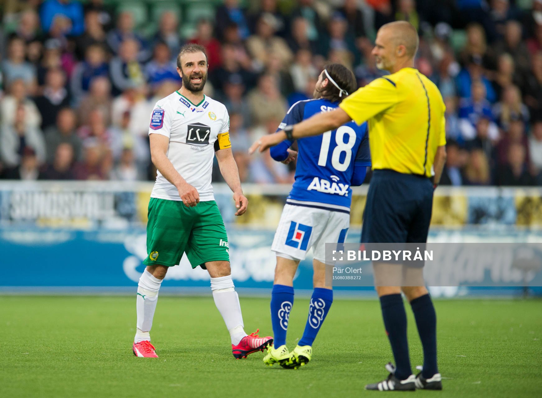Hammarbys Kennedy Bakircioglu diskuterar med domaren