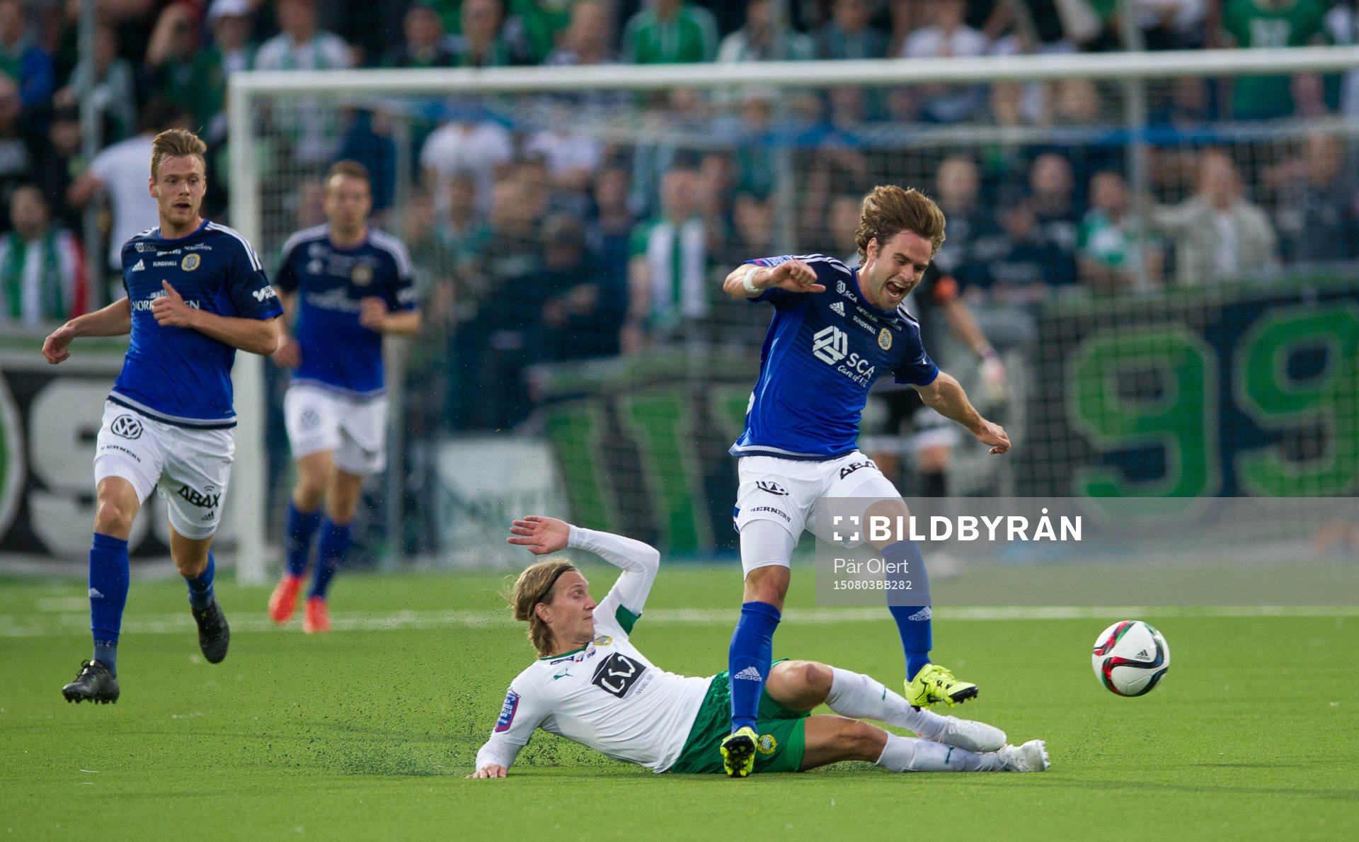 Hammarbys Oliver Silverholt tacklar Sundsvalls Simon Helg