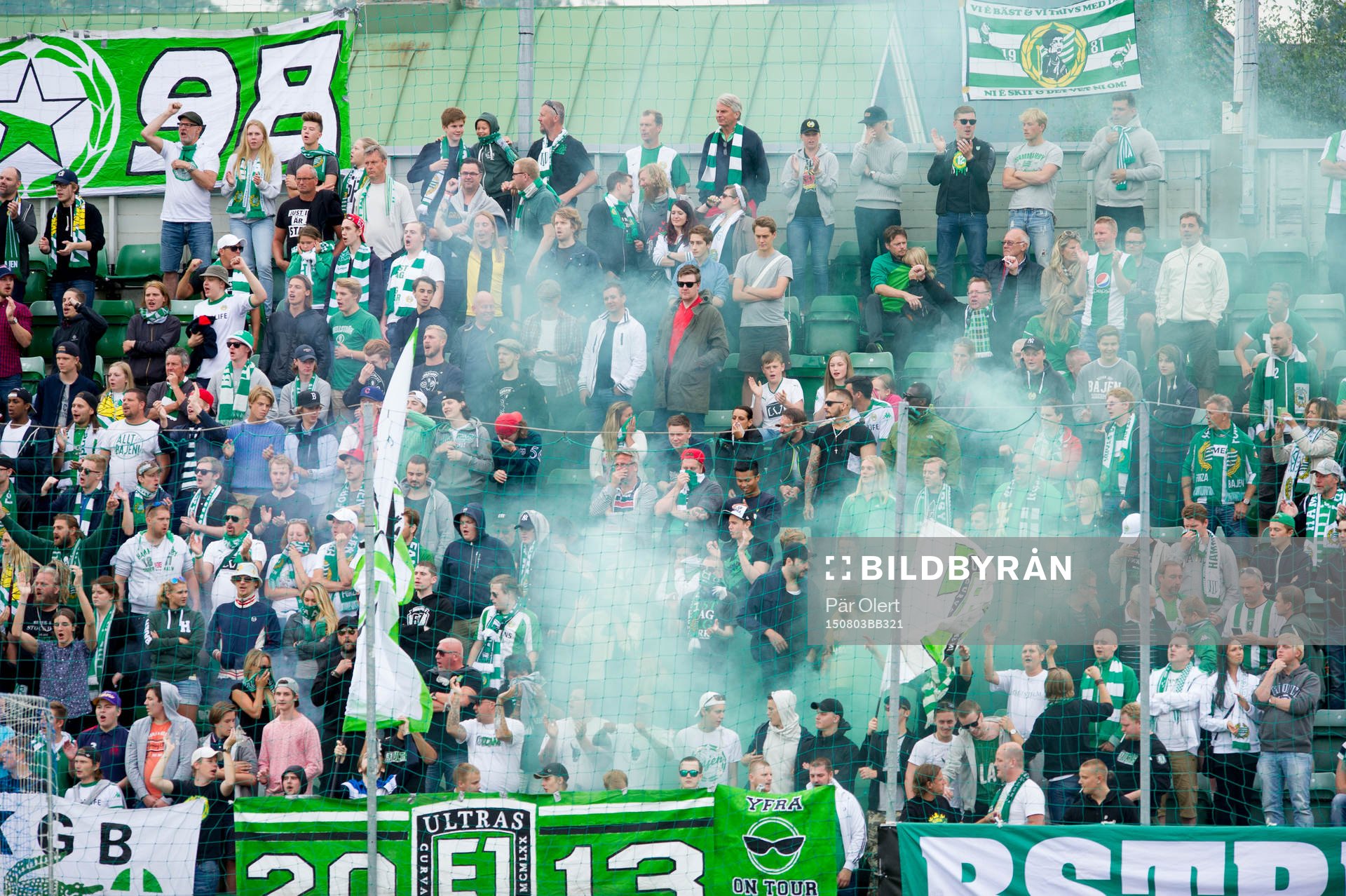Hammarbys supportrarna tänder bengal eld
