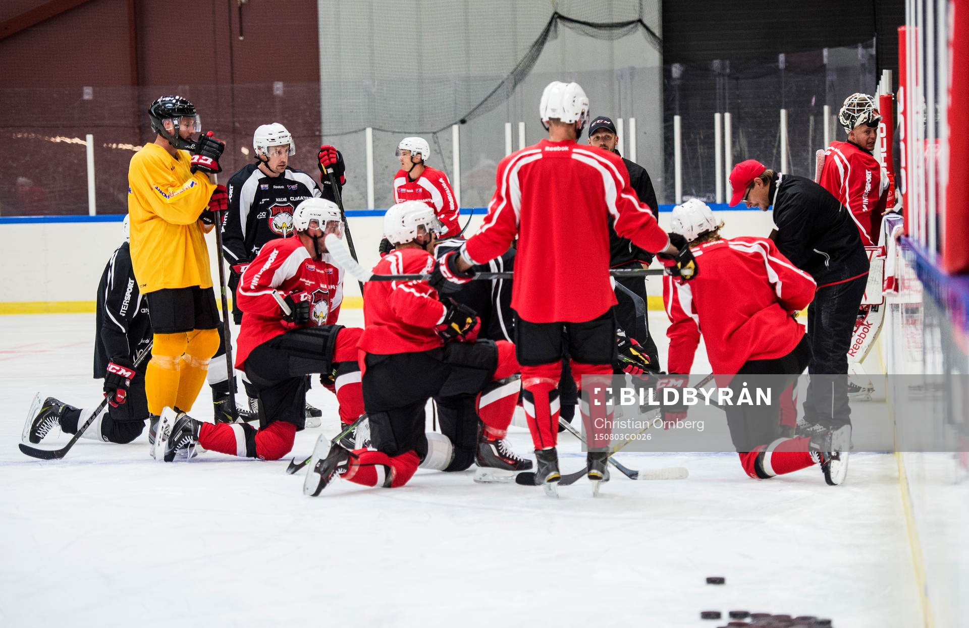 Ishockeylaget Malmö Redhawks första träning på is för