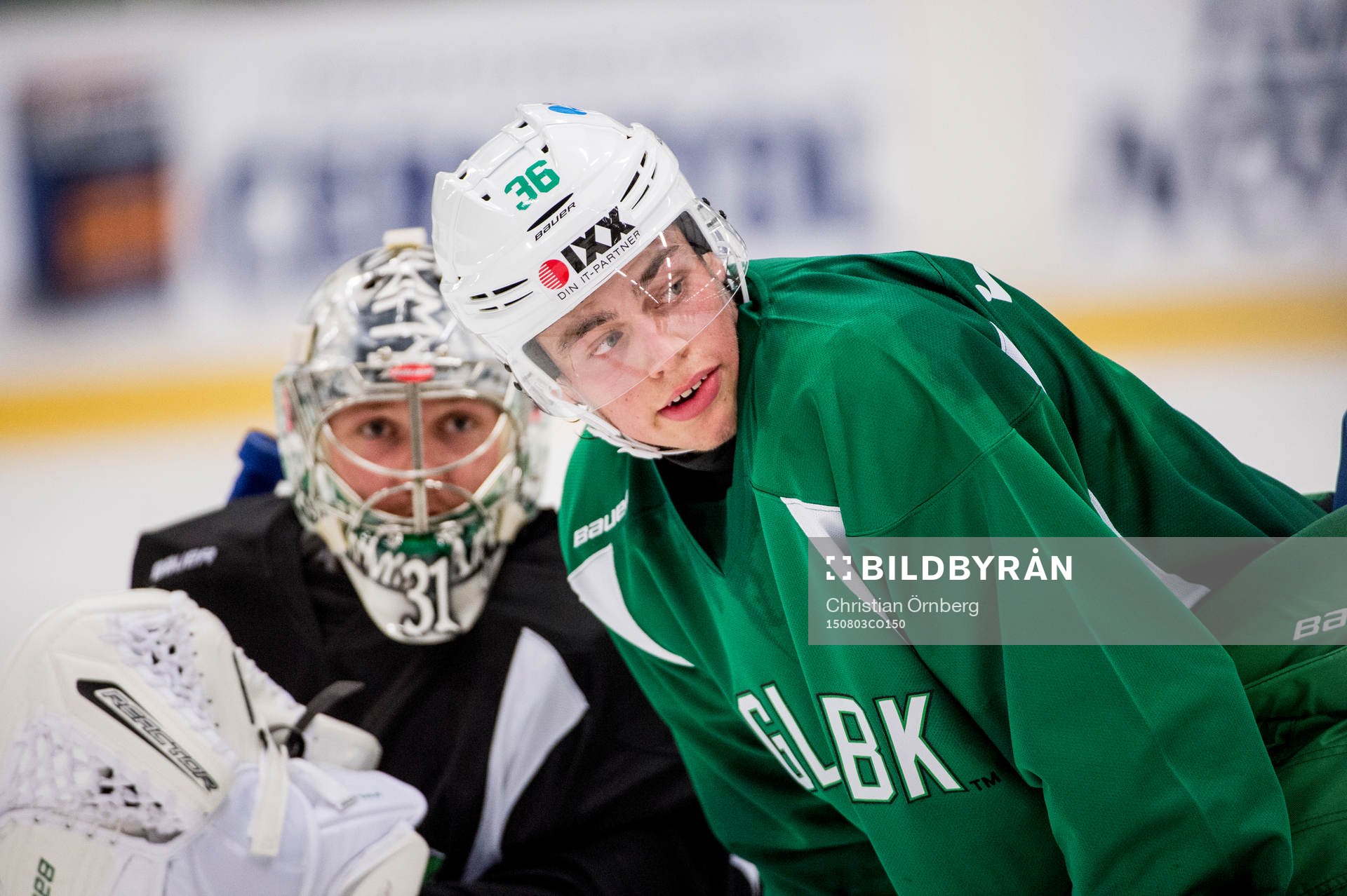 Målvakten Oscar Dansk och Filip Karlsson