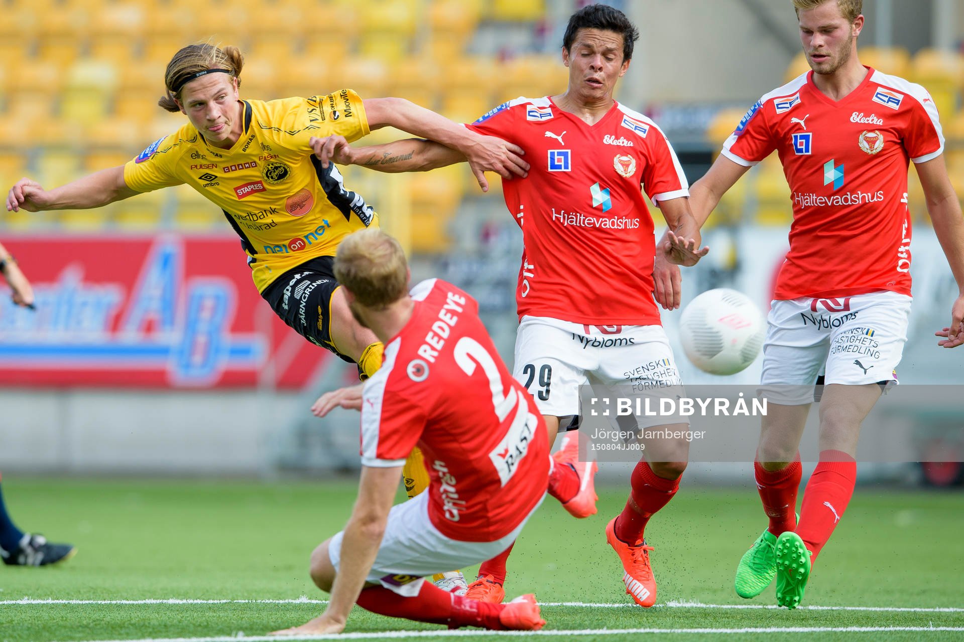 Elfsborgs Simon Olsson skjuter och Kalmars Marcus
