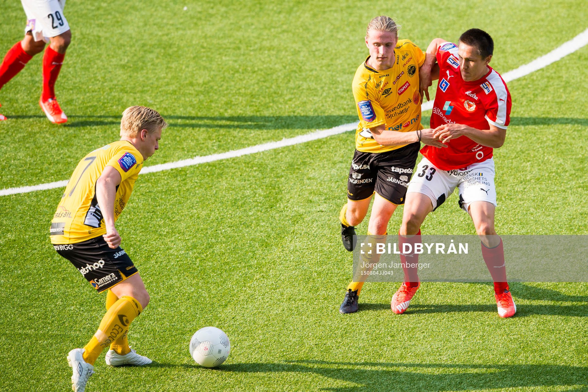 Elfsborgs Per Frick med bollen och Viktor Götesson