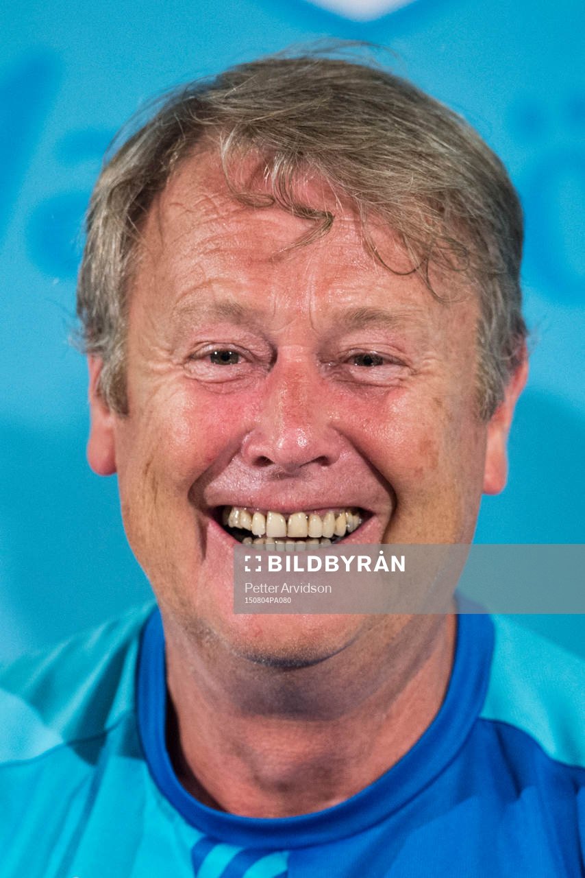 Malmö FFs tränare Åge Hareide skrattar