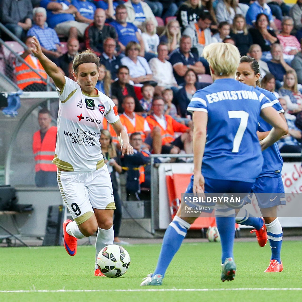 Rosengårds Natasa Andonova skjuter 1-0 målet