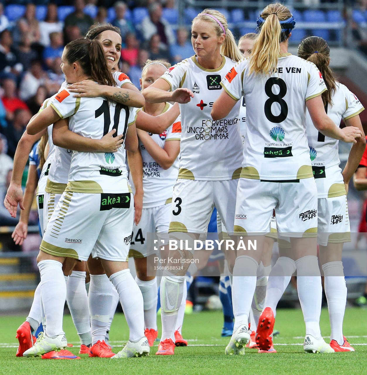 Rosengård firar 1-0 vid bänken