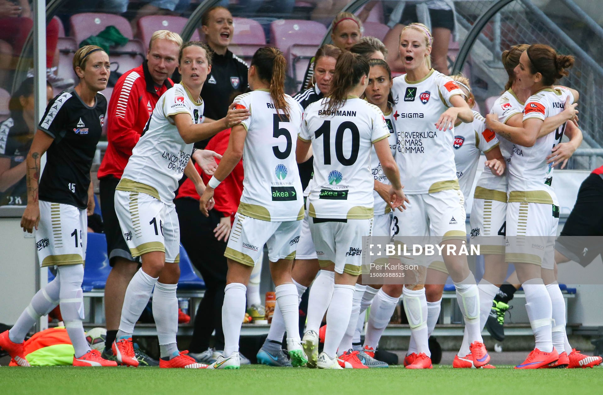 Rosengård firar 1-0 vid bänken