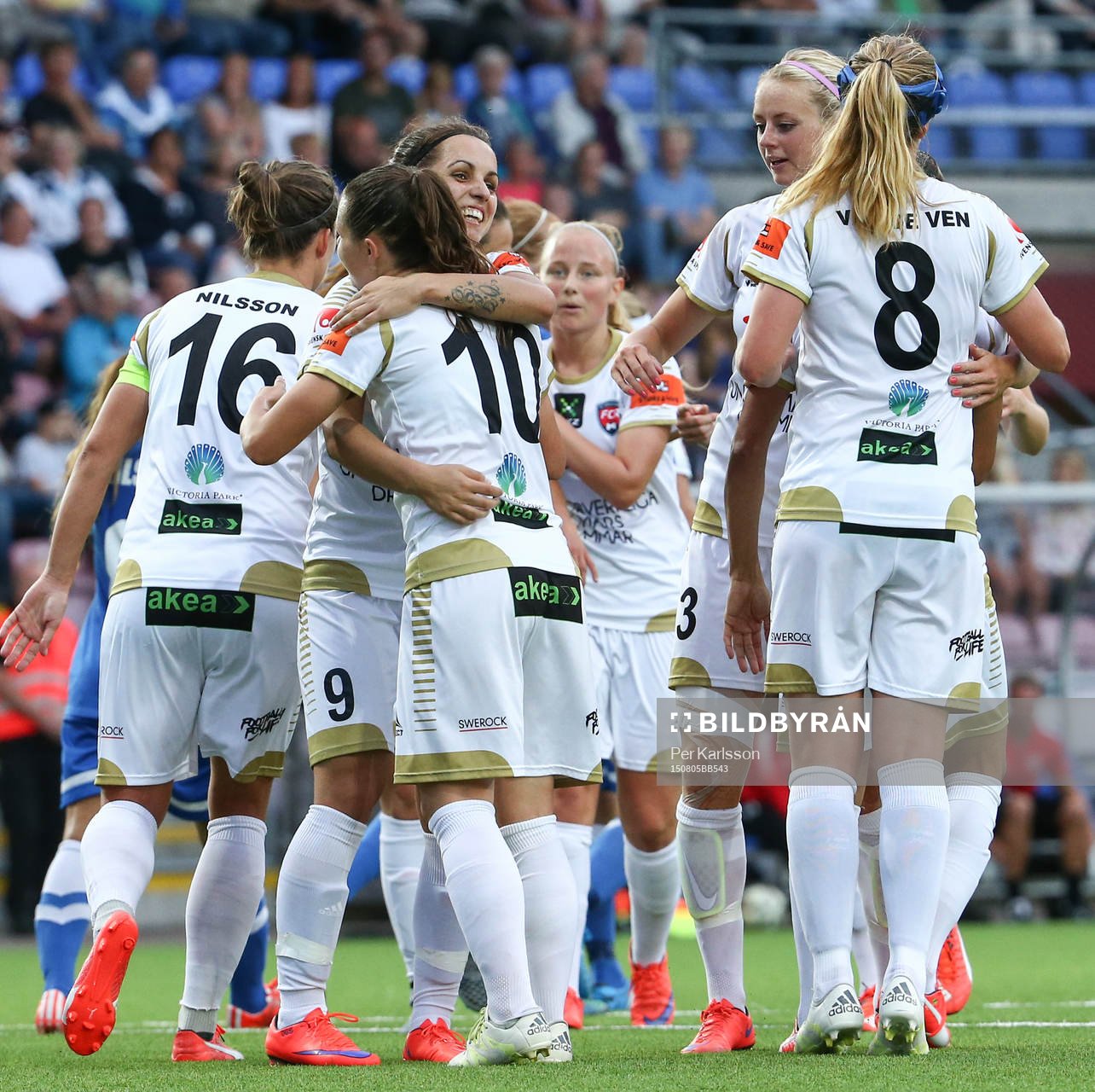 Rosengårds Natasa Andonova strålade glad grattas först och främst av Ramona Bachmann under fotbollsmatchen mellan Eskilstuna och  Fc Rosengård den 5 augusti i Eskilstuna