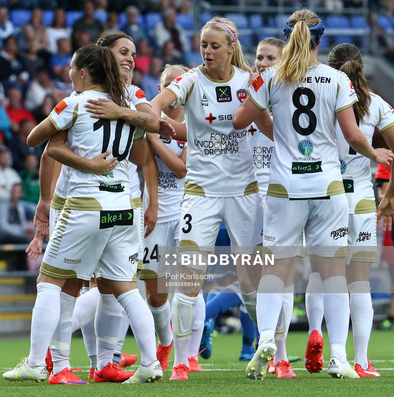 Rosengårds Natasa Andonova strålade glad grattas först och främst av Ramona Bachmann under fotbollsmatchen mellan Eskilstuna och Fc Rosengård den 5 augusti i Eskilstuna
