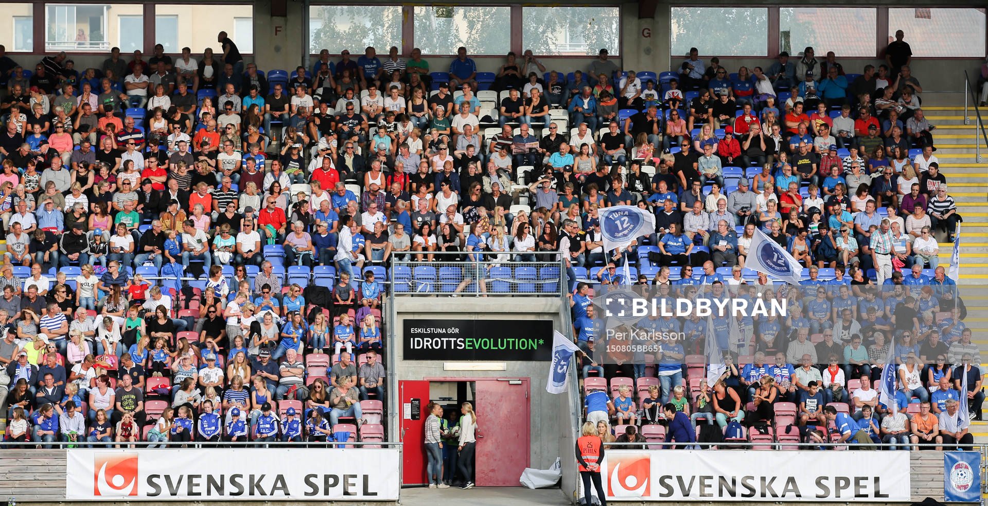 Drygt 5500 personer på läktarna innan fotbollsmatchen