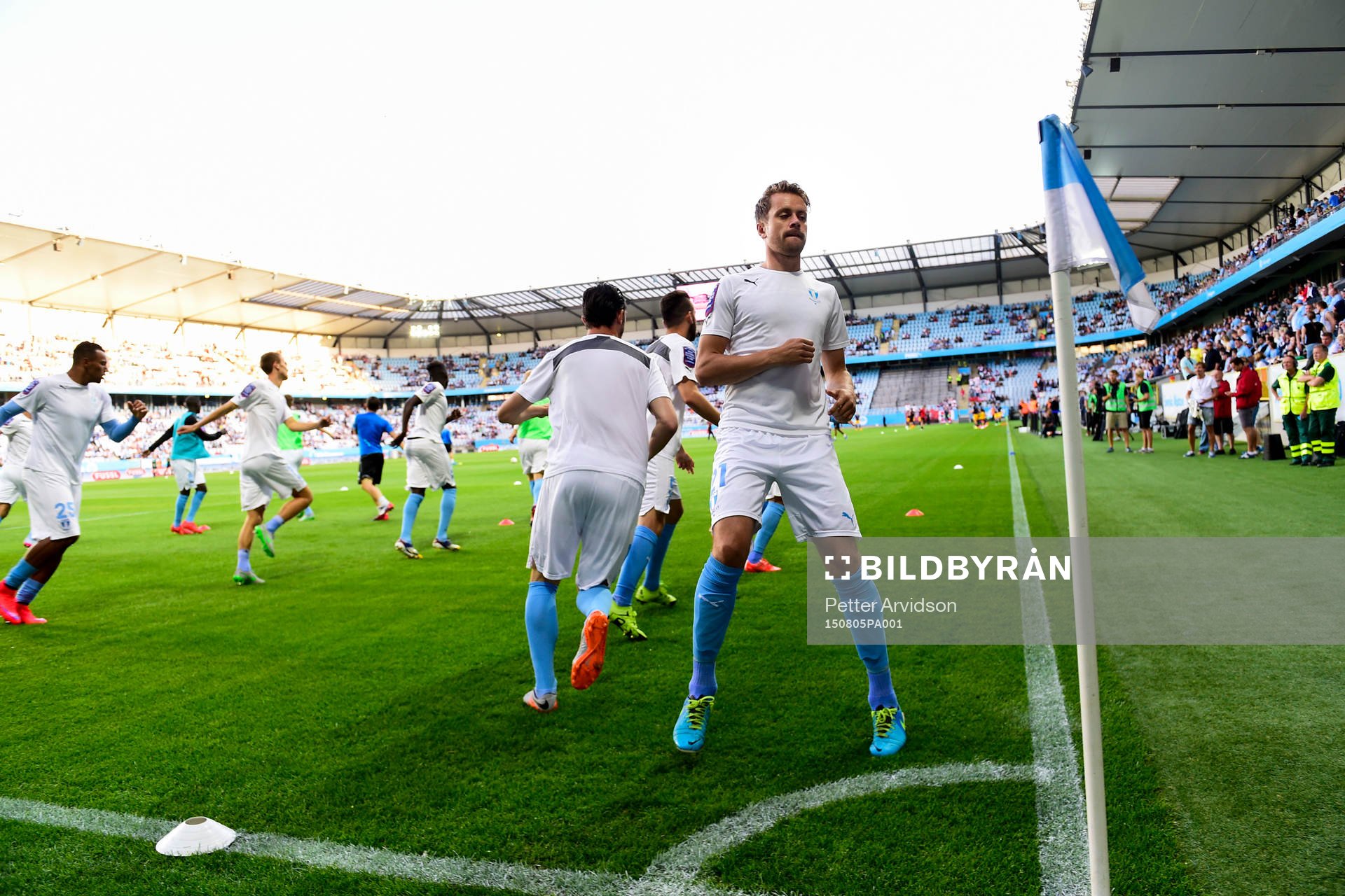 Malmö FFs Kari Arnason värmer upp