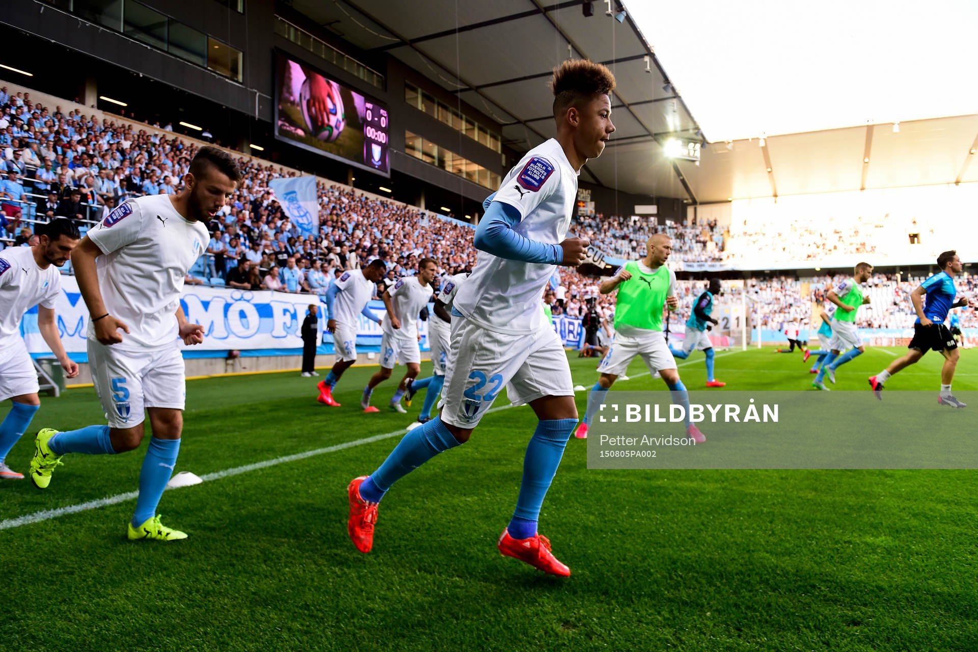 Malmö FFs Tobias Sana värmer upp