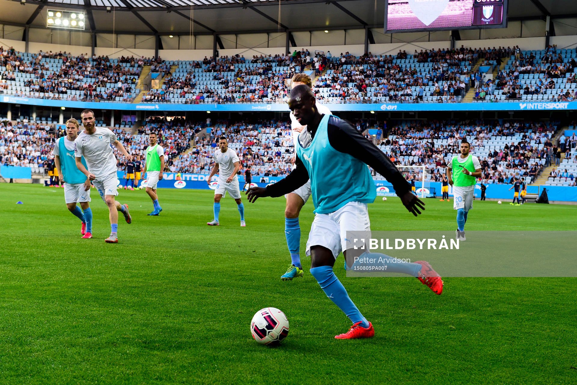 Malmö FFs Enock Kofi Adu värmer upp