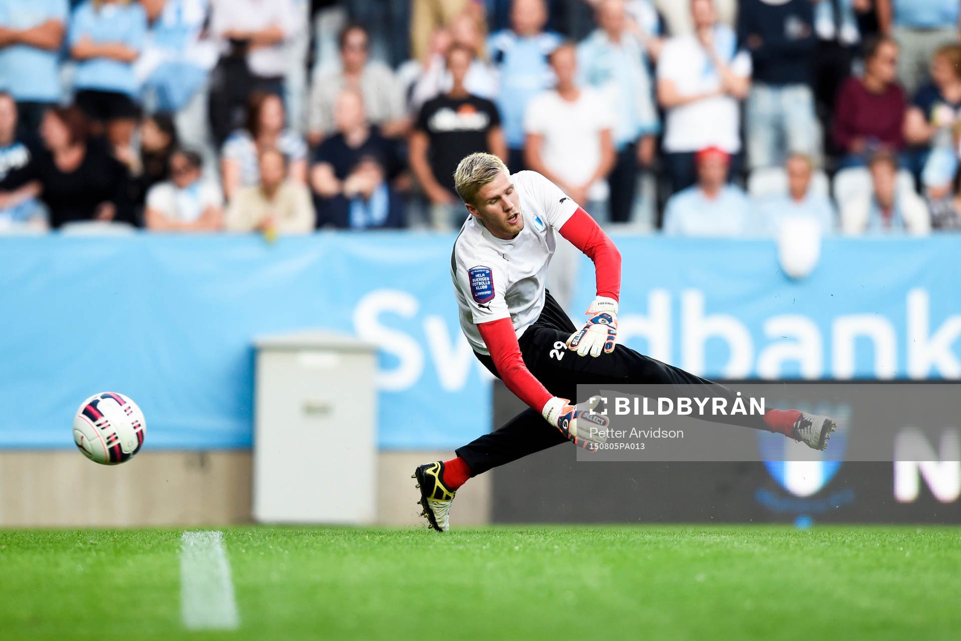 Malmö FFs målvakt Fredrik Andersson värmer upp