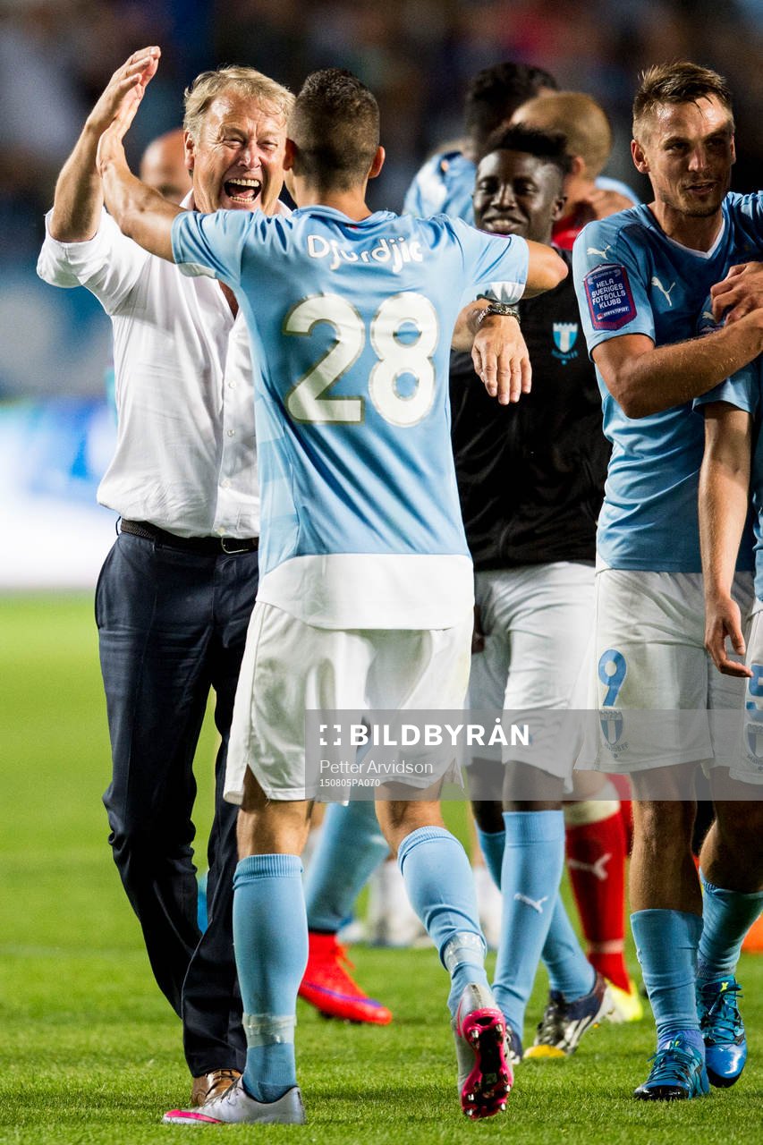Malmö FFs tränare Åge Hareide jublar med Nikola Djurjic