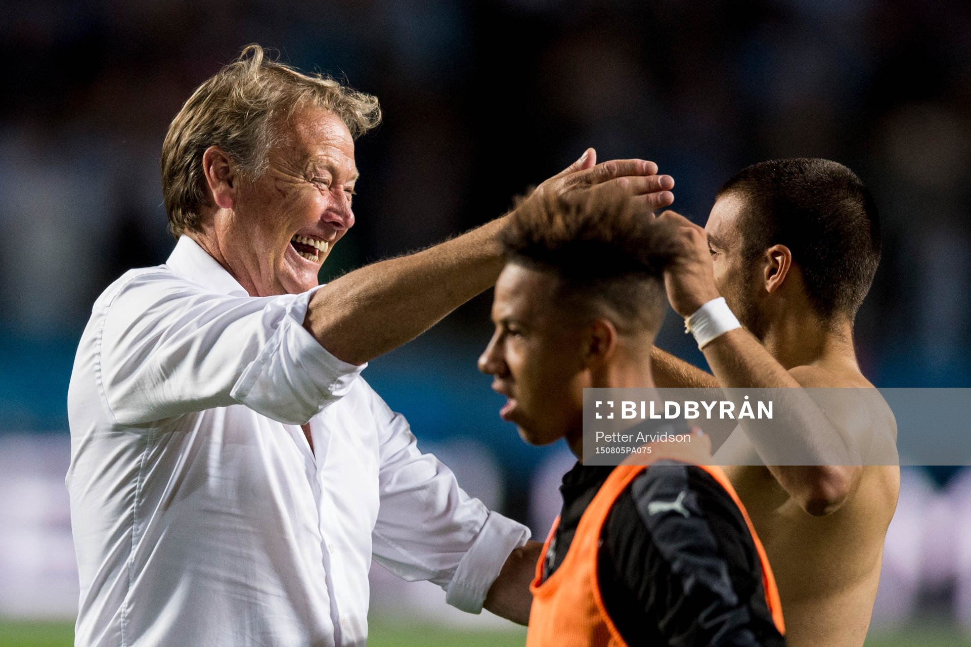 Malmö FFs tränare Åge Hareide kramar om Vladimir Rodic