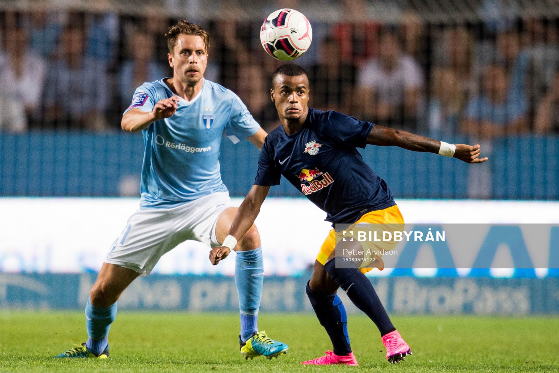 Malmö FFs Kari Arnason och Salzburgs Felipe Pires