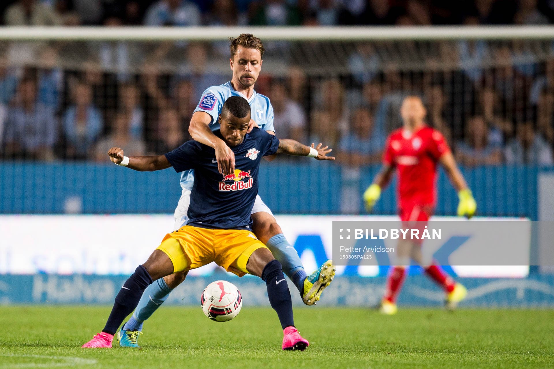 Malmö FFs Kari Arnason och Salzburgs Felipe Pires