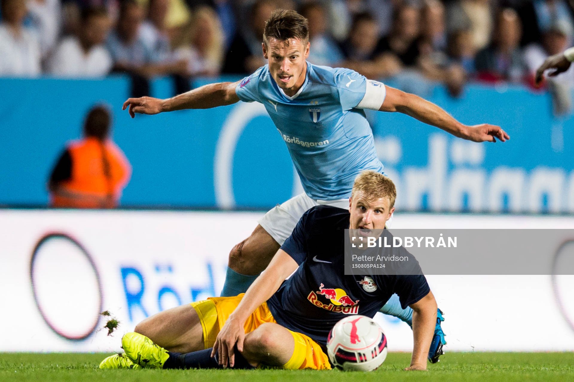 Malmö FFs Markus Rosenberg och Salzburgs Martin Hinteregger under fotbollsmatchen mellan Malmö FF och Salzburg i kvalet till Champions League den 5 augusti 2015 i Malmö.