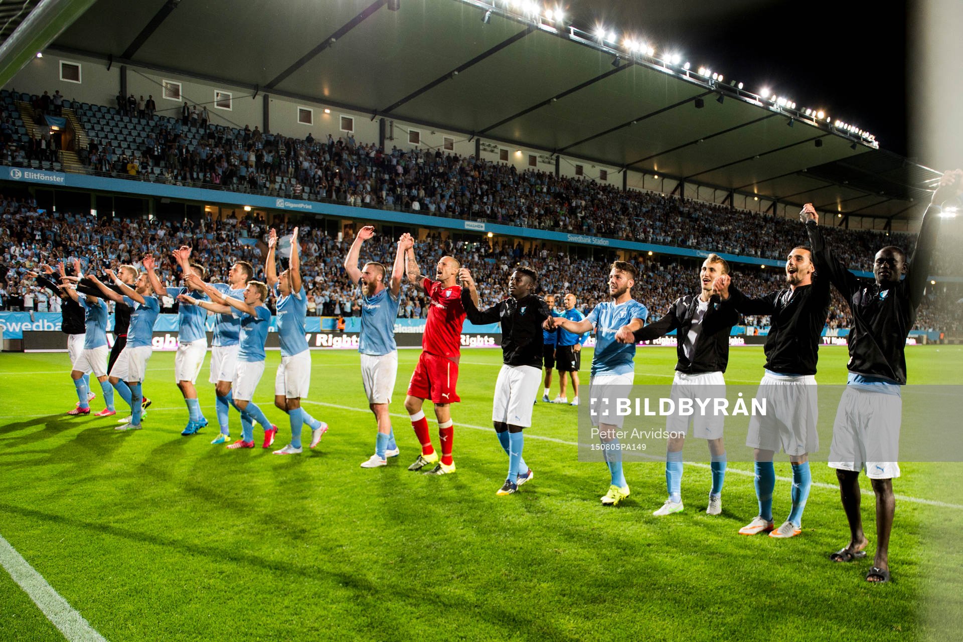 Malmö FFs spelare jublar mot publiken