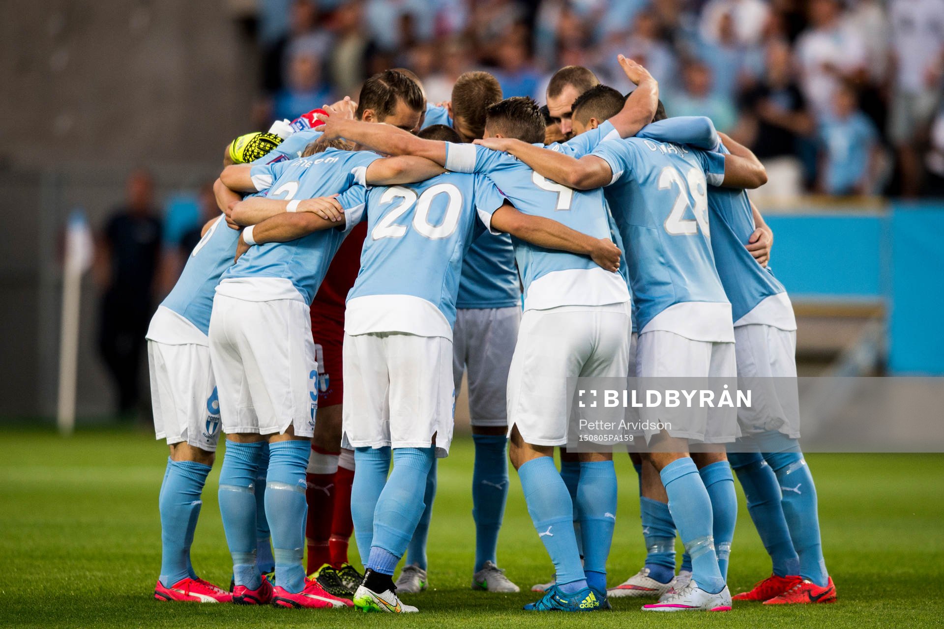 Malmö FFs spelare samlas i en ring