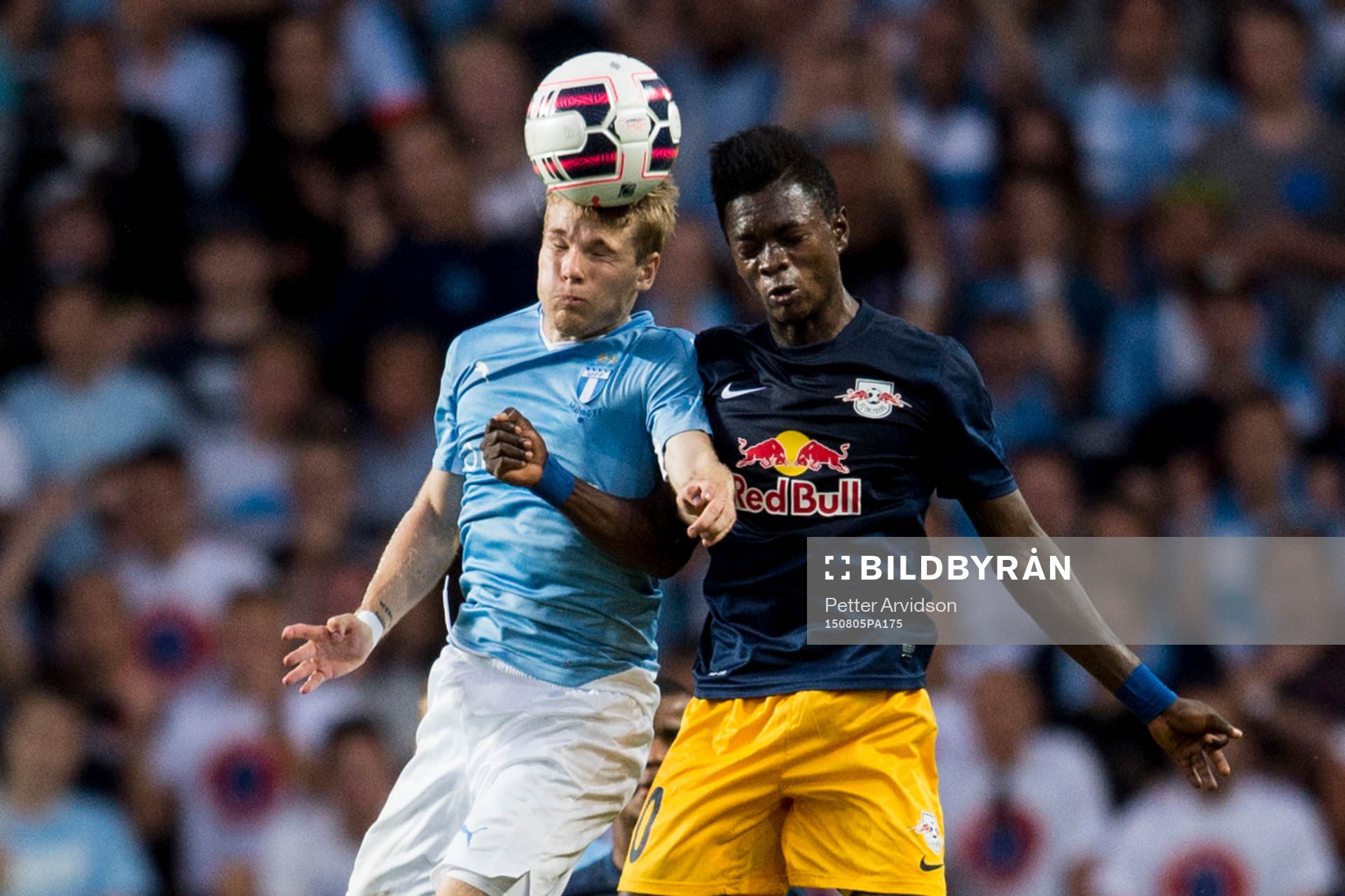 Malmö FFs Oscar Lewicki i nickduell med Salzburgs David