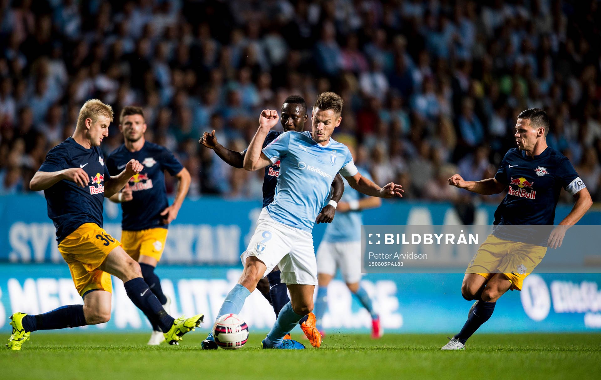 Malmö FFs Markus Rosenberg mot Salzburgs Martin Hinteregger, David Atanga och Christoph Leitgeb under fotbollsmatchen mellan Malmö FF och Salzburg i kvalet till Champions League den 5 augusti 2015 i Malmö.