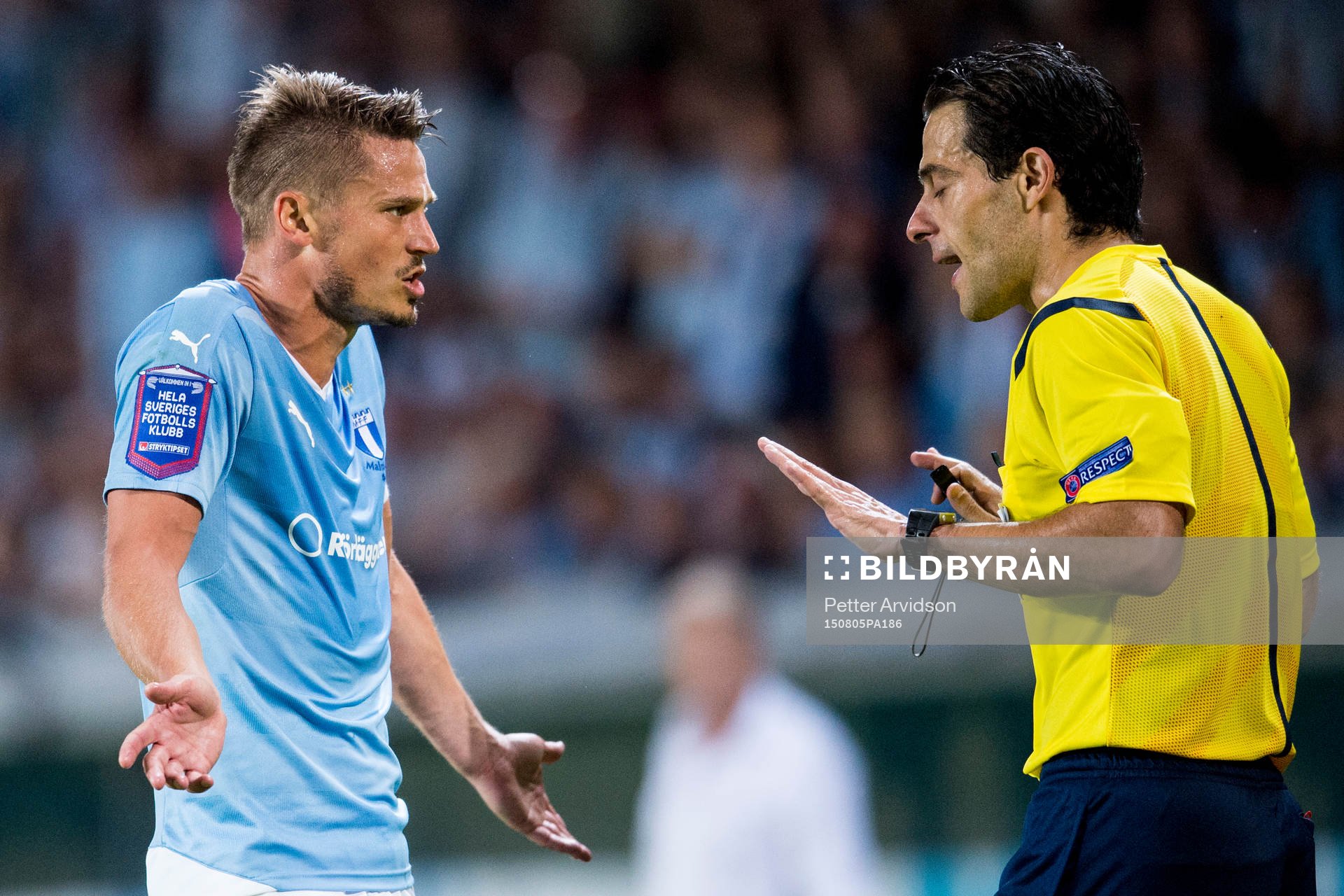 Malmö FFs Markus Rosenberg i samtal med domare Michael
