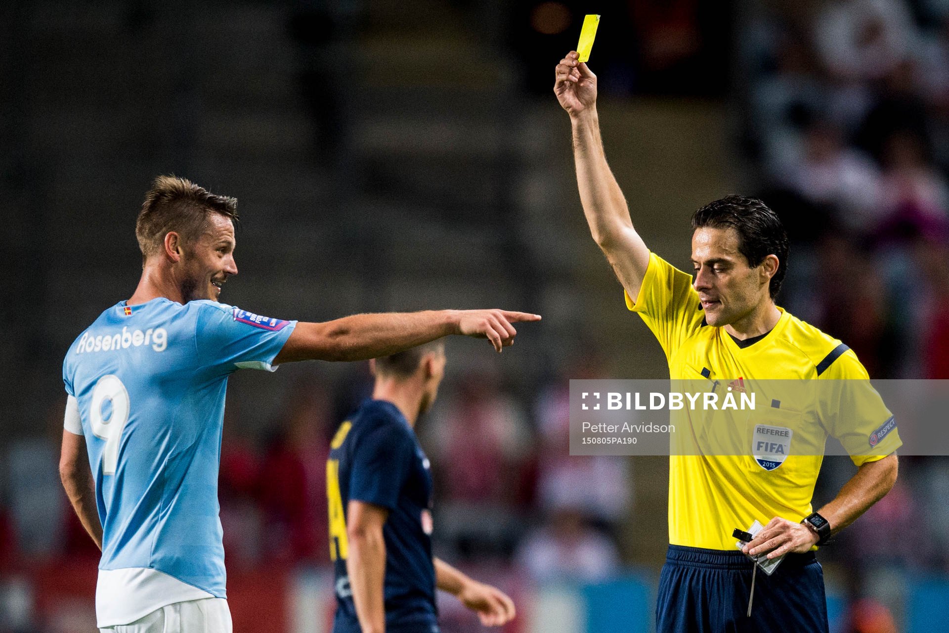 Malmö FFs Markus Rosenberg får gult kort av domare