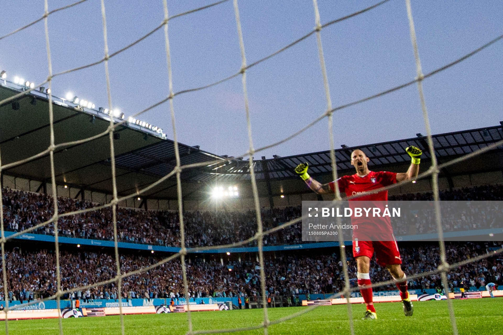 Malmö FFs målvakt Johan Wiland jublar