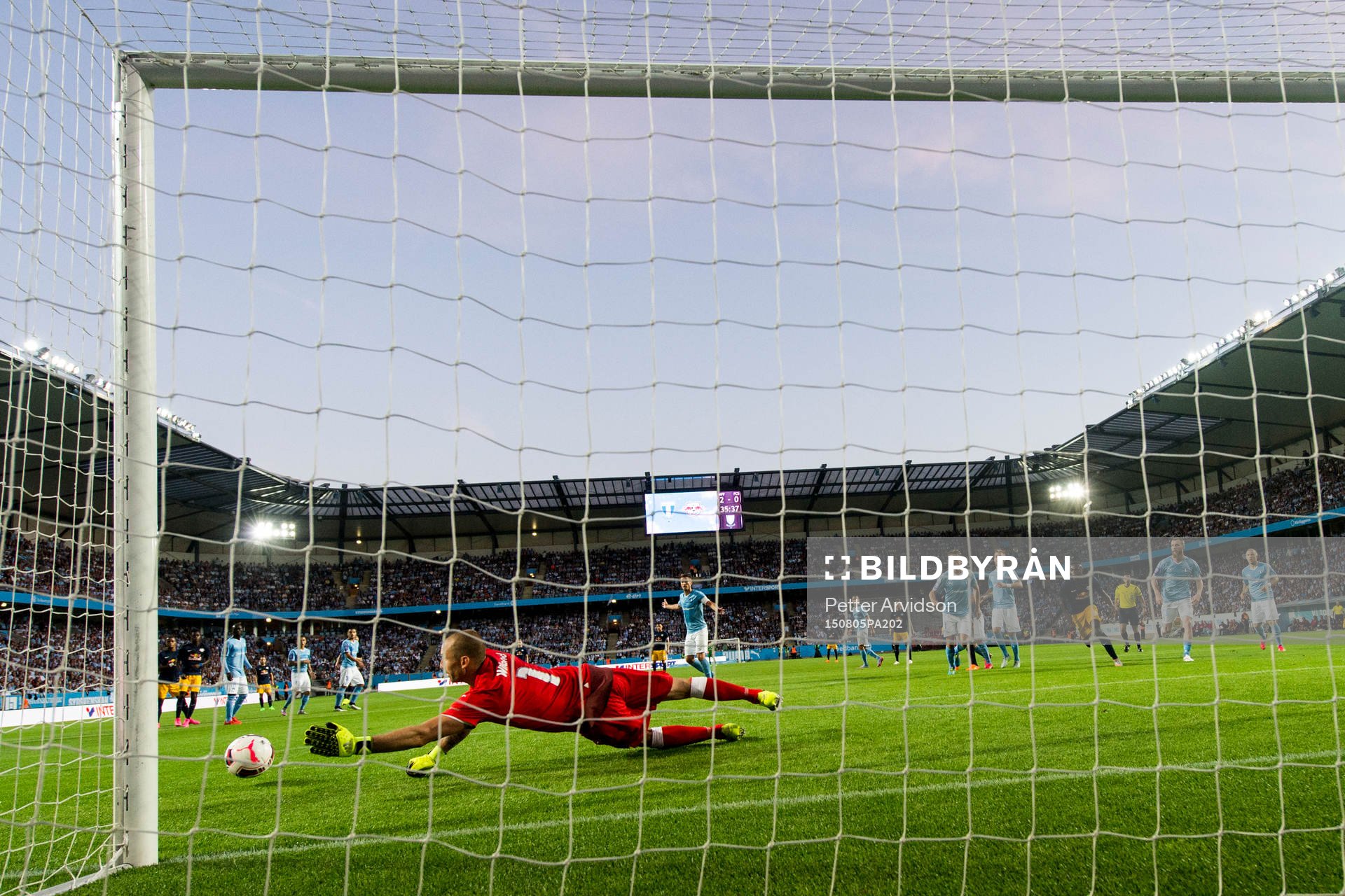 Malmö FFs målvakt Johan Wiland räddar ett skott