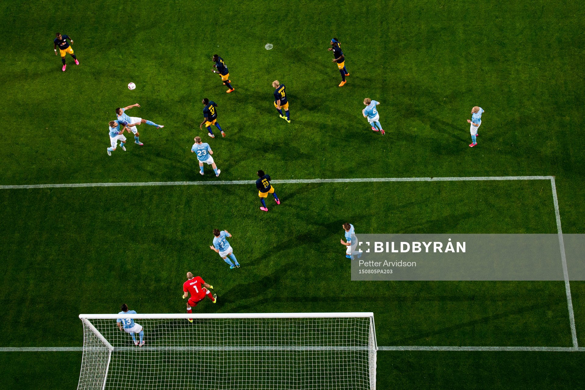 Spel framför Malmö FFs målvakt Johan Wiland
