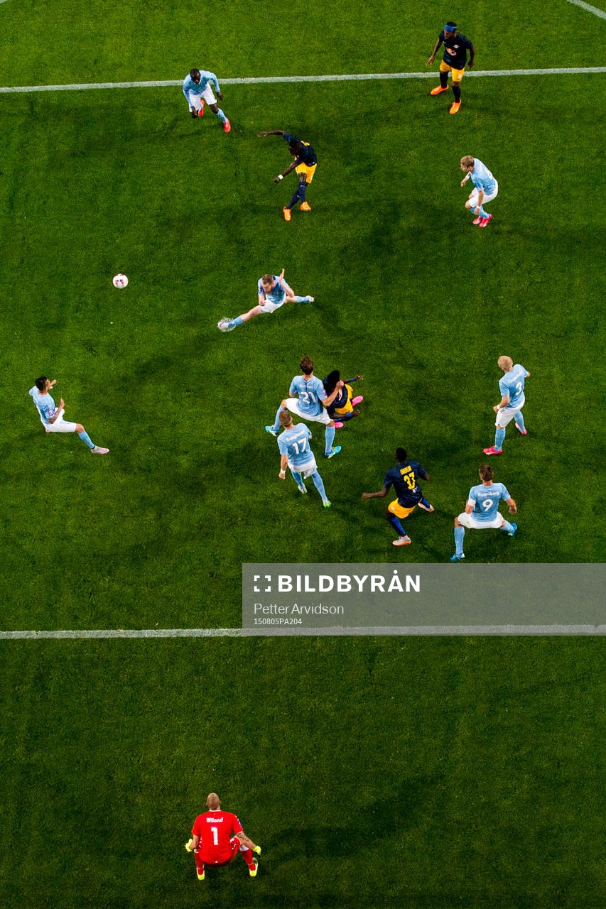 Spel framför Malmö FFs målvakt Johan Wiland