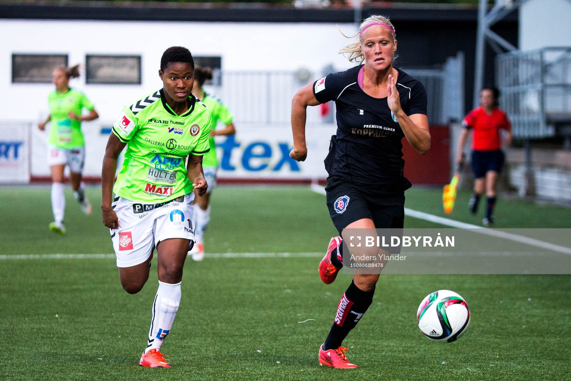 Kristianstads Ida Rebecca Guehai i löpduell med Göteborgs Kathlene Fernström under fotbollsmatchen mellan Kopparbergs/Göteborg och Kristianstad i damallsvenskan den 6 augusti 2015 i Göteborg.