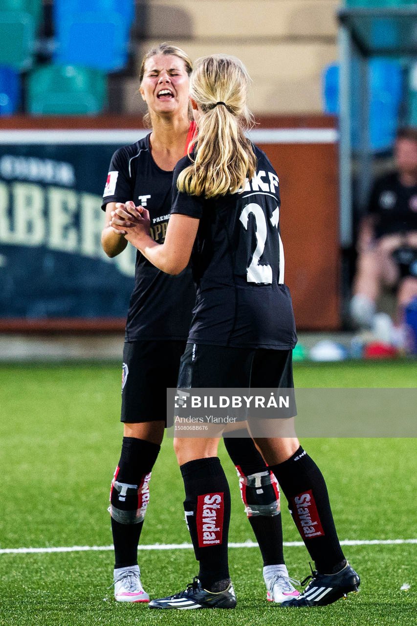 Göteborgs Andrine Hegerberg, Rebecka Blomqvist jublar efter fotbollsmatchen mellan Kopparbergs/Göteborg och Kristianstad i damallsvenskan den 6 augusti 2015 i Göteborg.