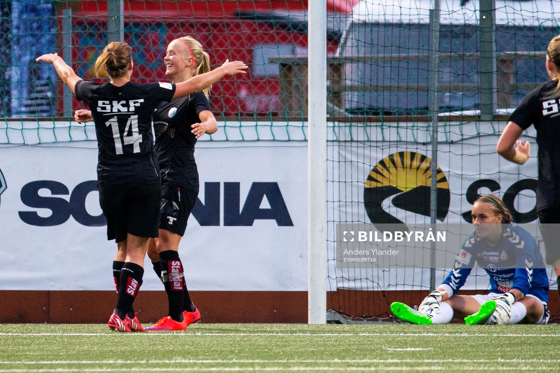 Göteborgs Sara Linden och Adelina Engman jublar