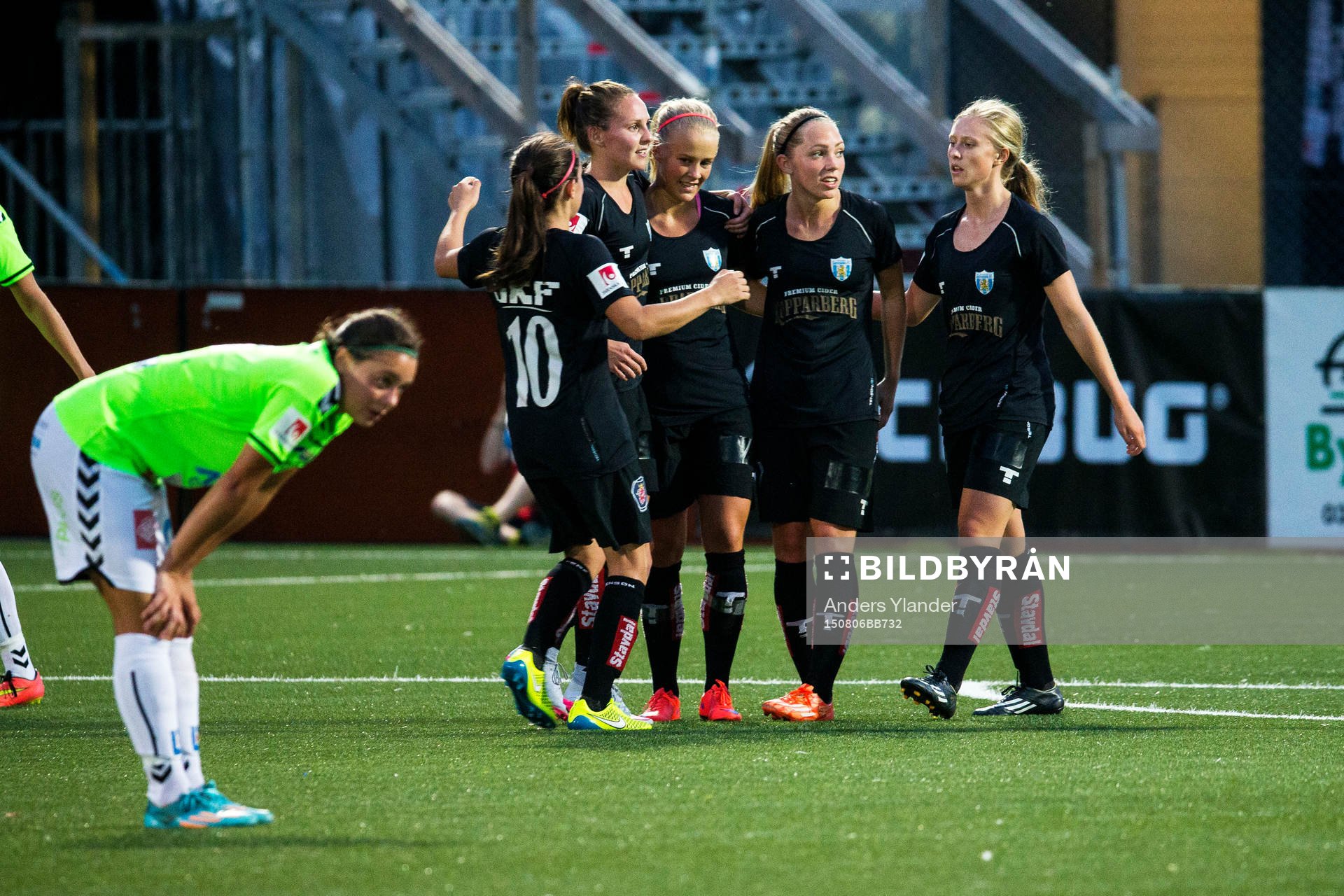 Göteborg jublar efter Adelina Engman gör 3-0 under fotbollsmatchen mellan Kopparbergs/Göteborg och Kristianstad i damallsvenskan den 6 augusti 2015 i Göteborg.