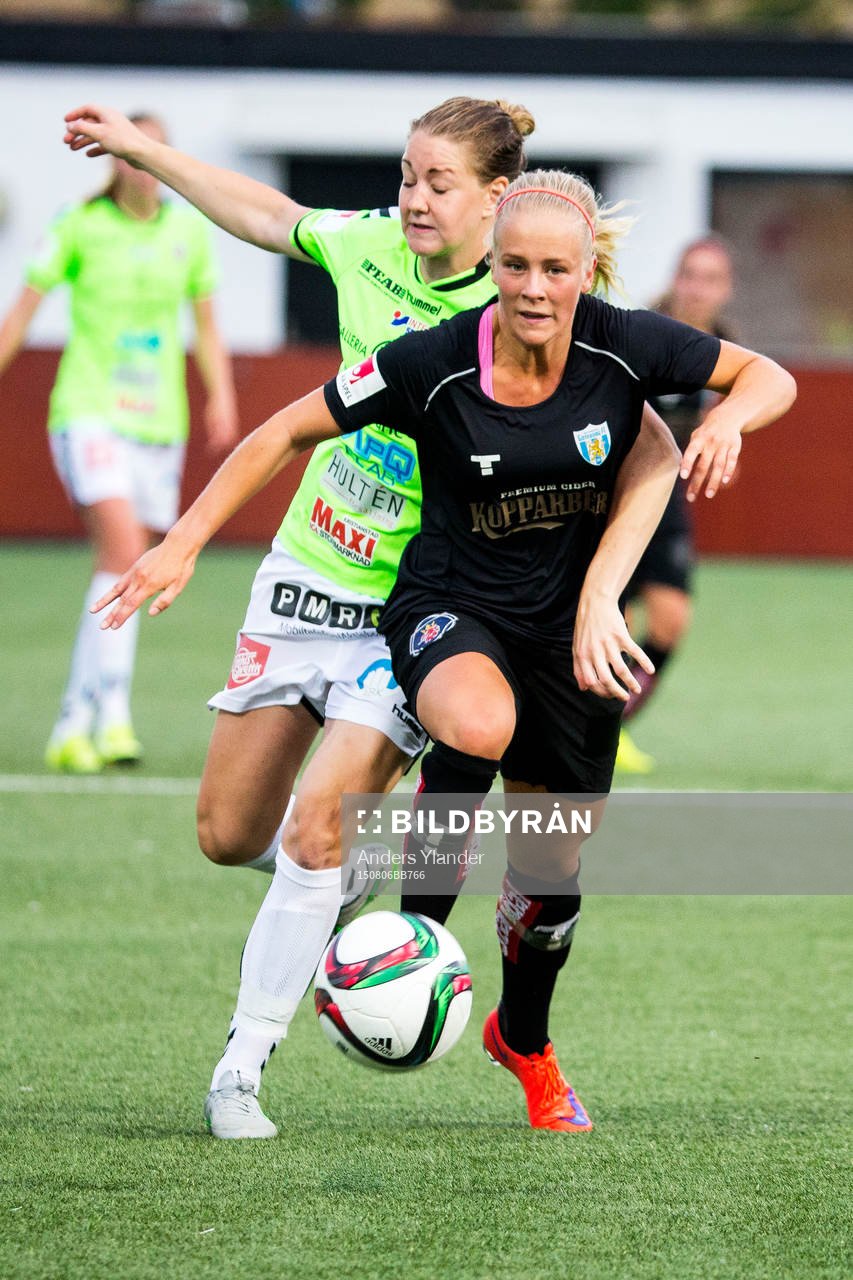 Göteborgs Adelina Engman tar bollen från Mia Carlsson