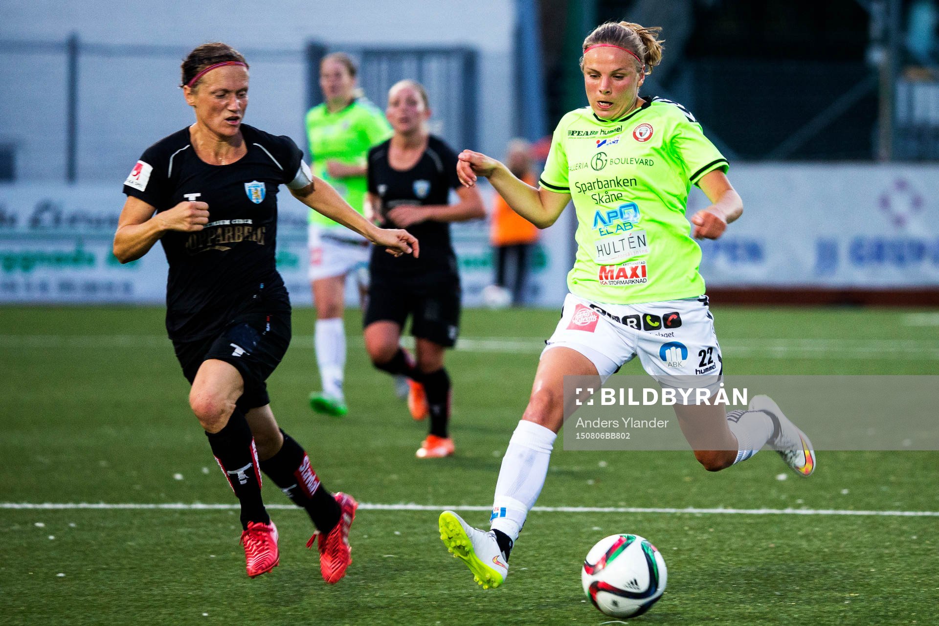 Göteborgs Marlene Sjöberg och Kristianstads Lorca Van De Putte under fotbollsmatchen mellan Kopparbergs/Göteborg och Kristianstad i damallsvenskan den 6 augusti 2015 i Göteborg.