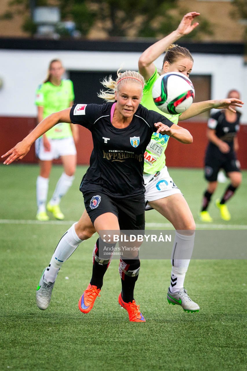 Göteborgs Adelina Engman tar bollen från Mia Carlsson