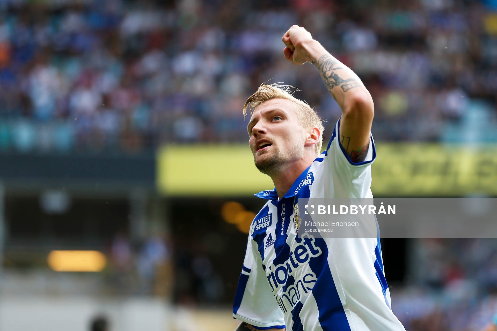 IFK Göteborgs Sebastian Eriksson eldar på publiken