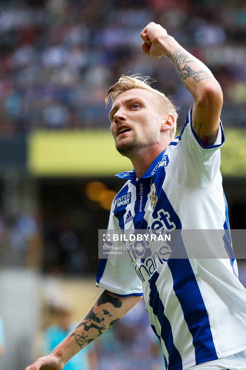 IFK Göteborgs Sebastian Eriksson eldar på publiken