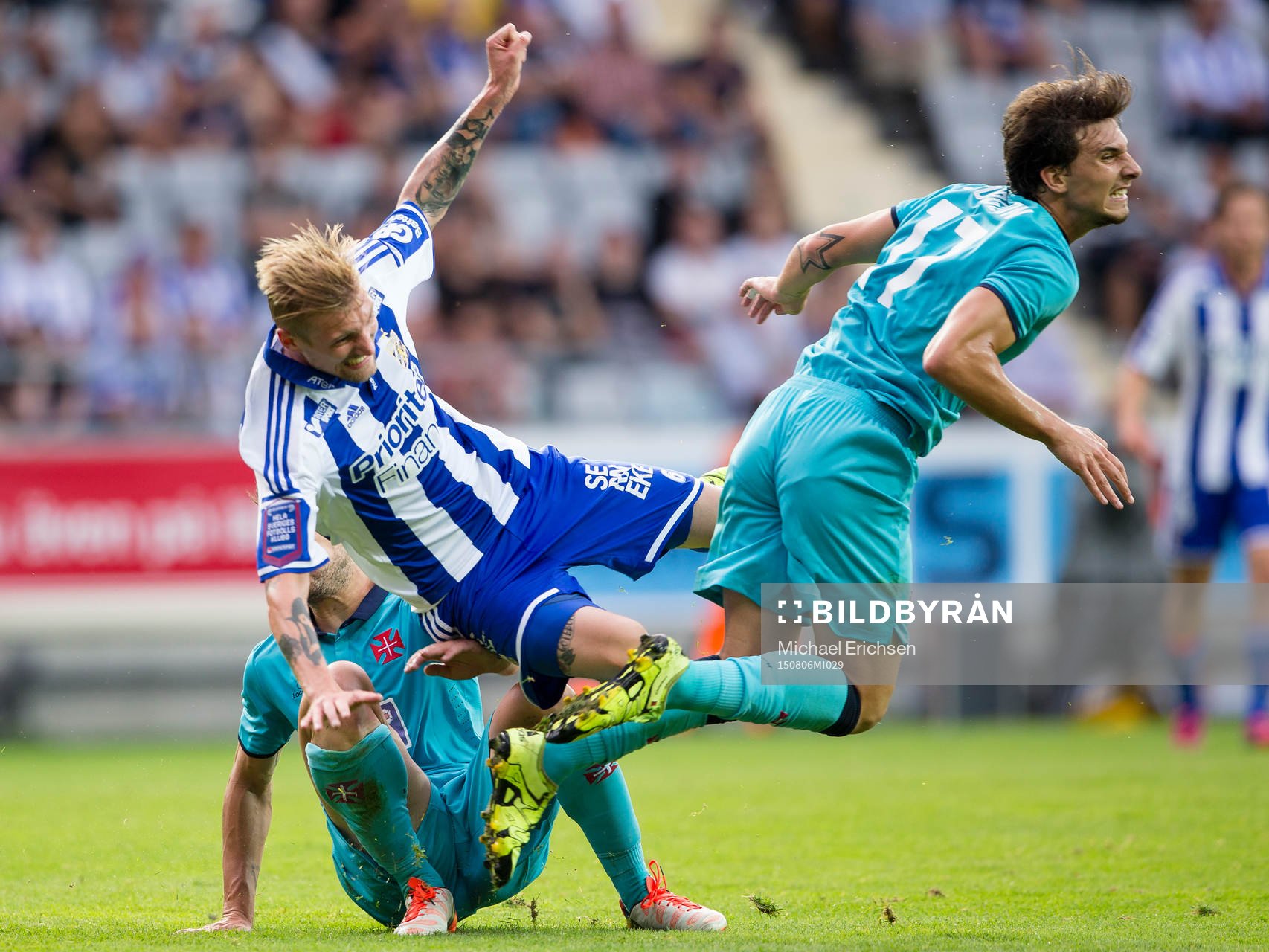 IFK Göteborgs Sebastian Eriksson tacklas omkull