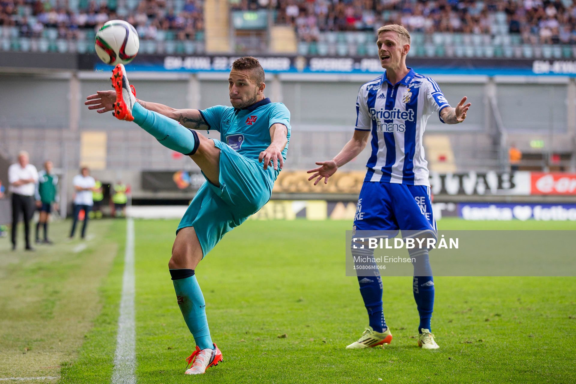 Belenenses André Sousa rensar undan bollen före IFK