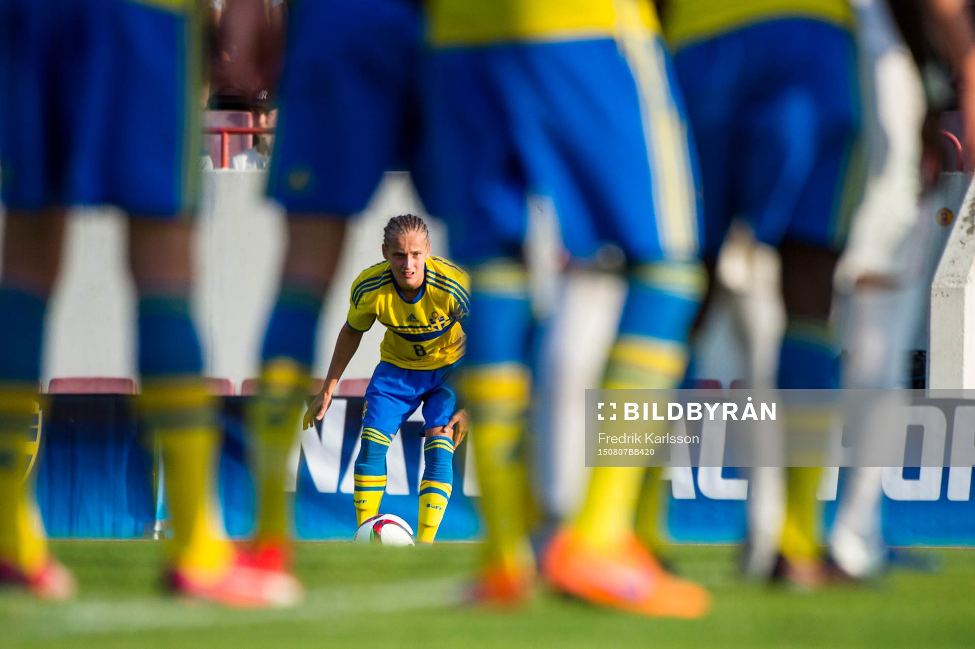 Henrik Bellman gör sig redo för ett inlägg under fotbollsmatchen i Nordisk pojkturnering mellan Sverige och USA den 7 augusti 2015 i Karlstad.
